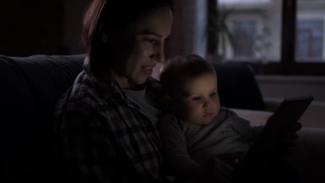 Mutter-mit-Baby-Girl-mit-digital-Tablette-in-der-Nacht