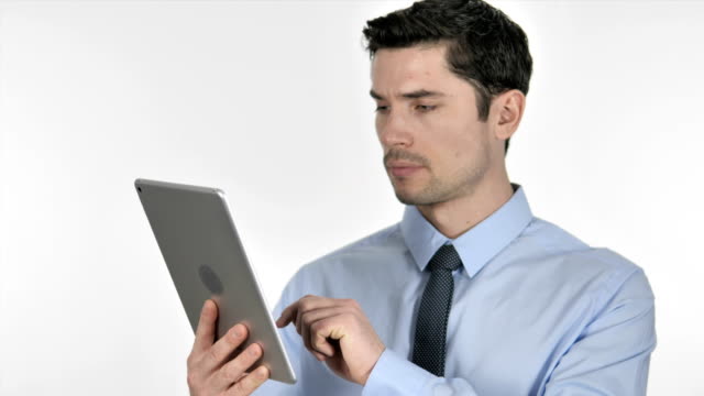Hombre-de-negocios-de-navegación-Internet-en-Tablet