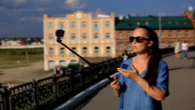 Frau-Blogger-schießt-Video-auf-Action-Kamera-für-seinen-Blog-in-sozialen-Netzwerken.