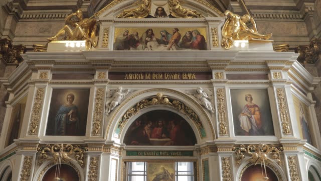 Innenräume-der-Kathedrale-von-Isaac,-niemand,-Gold-ist-überall,-Ikonen,-Sonne,-großes-Fenster,-Museum,-4k-Video