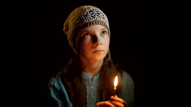 Mädchen-betet-in-einem-dunklen-Raum