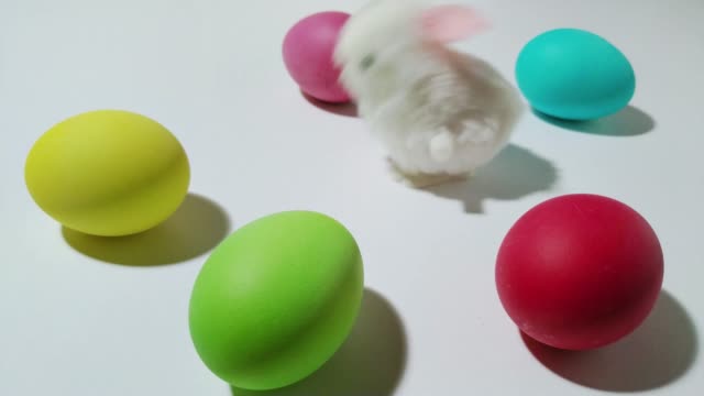 windup-mechanical-bunny-hops-between-easter-eggs-3
