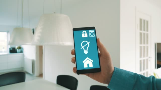 App-auf-Smartphone-schaltet-Glühbirnen-in-Smart-Home