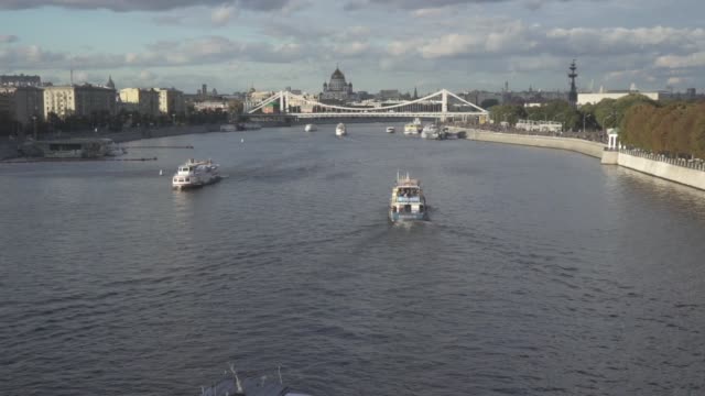Moskauer-Flusspanorama-mit-Blick-auf-den-Jesus-Die-orthodoxe-Kathedrale-von-Savor.-Moskauer-Flusskreuzfahrtschiffe-vorbeifahren