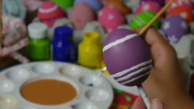 Pinta-los-huevos-de-Pascua.