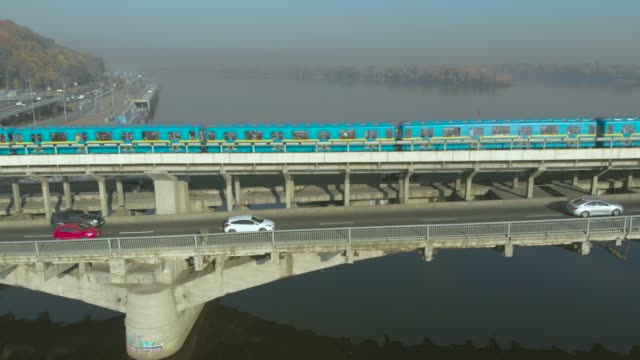 Metro-de-tren-moviéndose-a-través-de-un-puente-metro,-Kiev