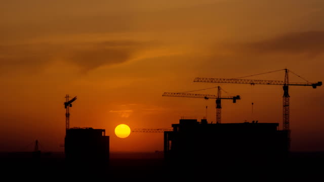 Der-malerische-Sonnenaufgang-über-der-Stadt.-Zeitraffer
