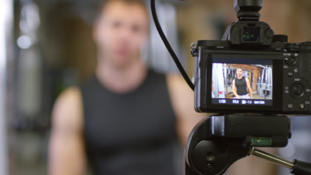 Bodybuilder-Recording-Video-Workout-für-Blog