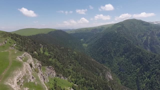 Vista-aérea-de-la-garganta-y-el-valle-del-río-Tsitsa.-Región-de-Krasnodar,-Rusia