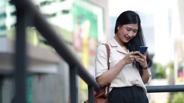 Mujer-asiática-usando-el-teléfono-móvil