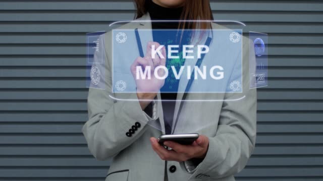 Geschäftsfrau-interagiert-HUD-Hologramm-Halten-Sie-sich-in-Bewegung