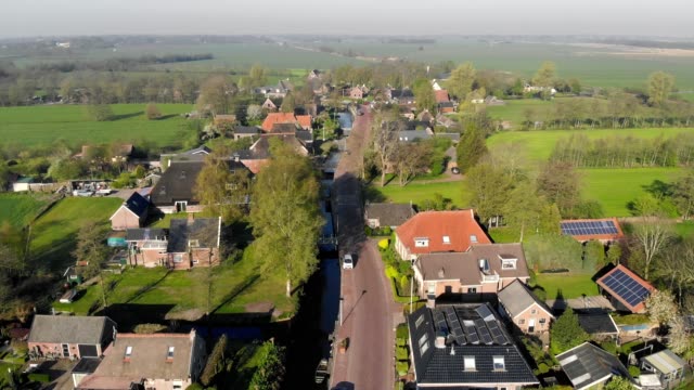 Luftaufnahme-kleines-schönes-Dorf-in-Holland.-Fliegen-über-die-Dächer-von-Häusern-und-Straßen-eines-kleinen-Dorfes-in-Holland.