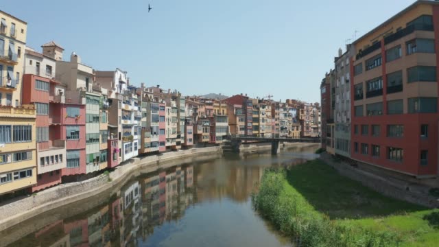 Vuelo-de-drones-sobre-el-río-Onyar-y-casas-de-Girona