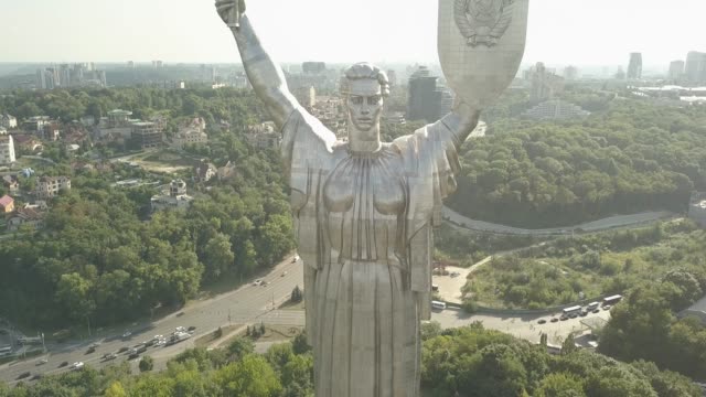 Kiev,-Ucrania-:-un-monumento-a-la-Patria-en-Kiev.Lugares-históricos-de-Ucrania.-Liberar-Drone-vista-4K-Salida-desde-el-Monumento-de-la-Madre-Patria-en-Kiev,-Ucrania,-el