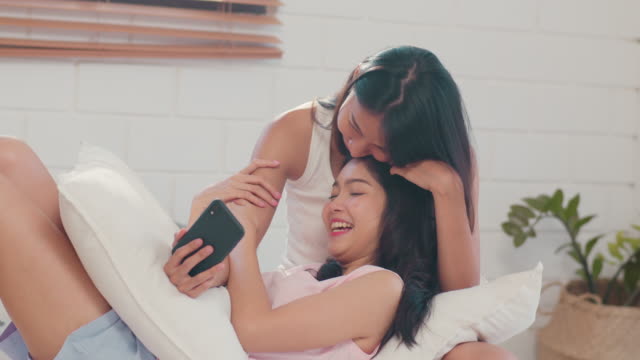 Asiatische-Influencer-Lesben-paar-vlog-Video-zu-social-Media-nach-dem-Aufwachen-liegend-auf-dem-Bett-im-Schlafzimmer.