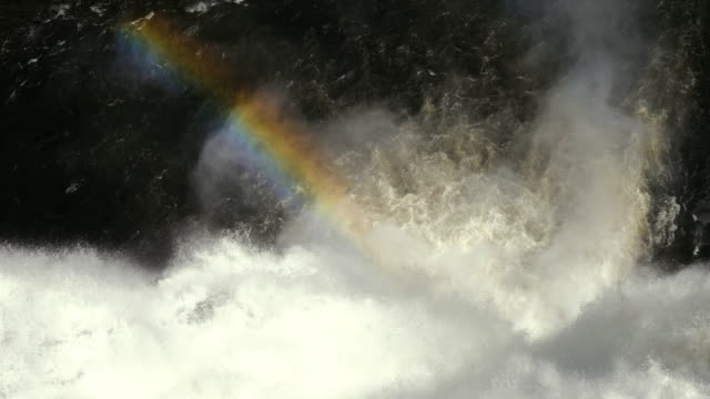 Regenbogen-über-dem-fließenden-Wasser-des-Wasserfalls