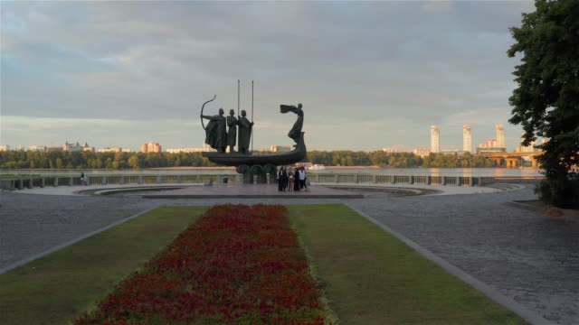 Denkmal-für-die-Gründer-von-Kiew.-Kyi,-Schek,-Horev-und-ihre-Schwester-Lybid.