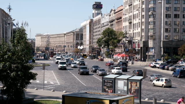 Tráfico-de-coches-clip-de-vídeo-de-la-ciudad-en-Kiev