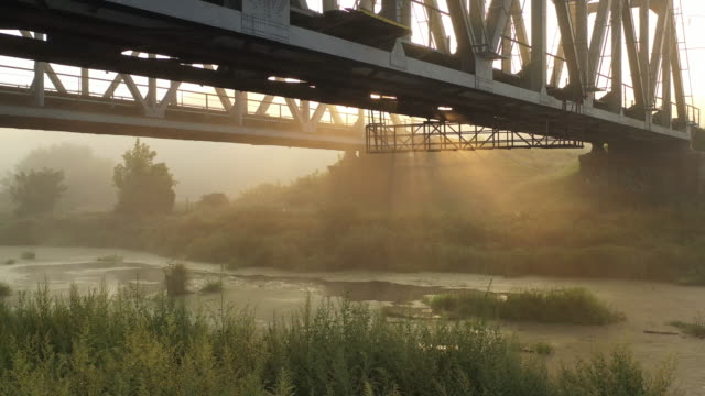 Puente-ferroviario-de-hierro-al-amanecer-en-la-niebla