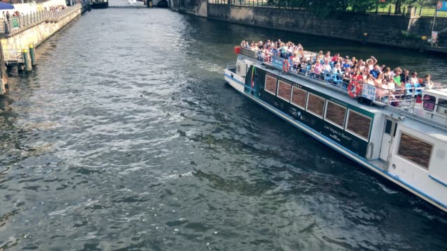 barco-turístico-en-el-río-Spree,-Berlín