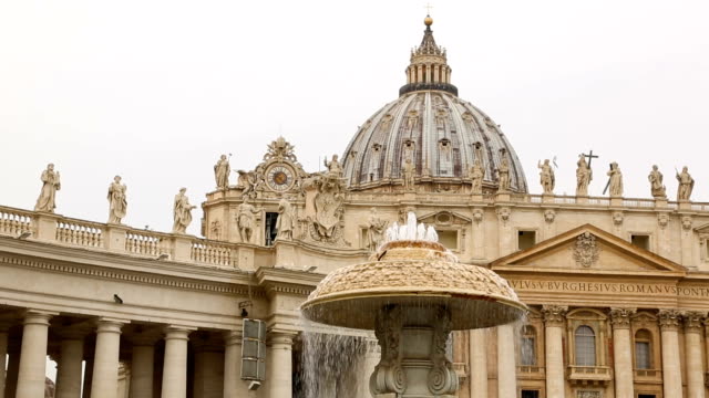 Berühmte-Kolonnade-des-Petersdoms-im-Vatikan