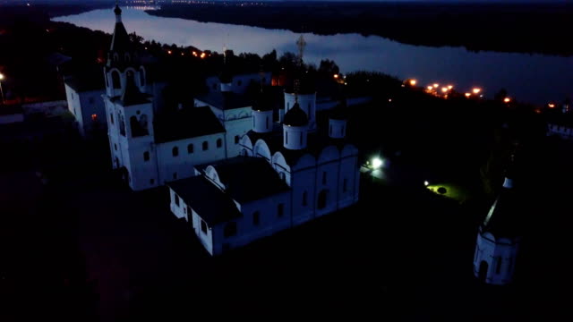 Monasterio-Spaso-Preobrazhensky-en-Murom-por-la-noche