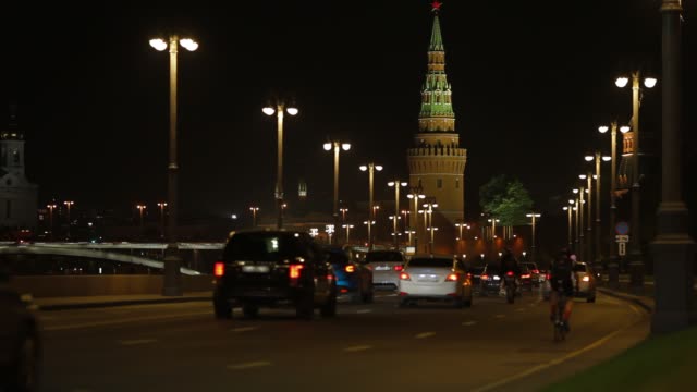 Moskau,-Russland.-10.-August-2019.-Nachtstadtbild,-die-Kremlmauer,-Autos-fahren-die-Straße-Kreml-Damm-hinunter