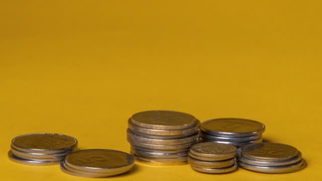 Reihen-von-Geldmünzen-auf-Gold-Hintergrund