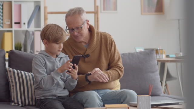 Granddad-Mastering-Technologies-mit-Kinderhilfe