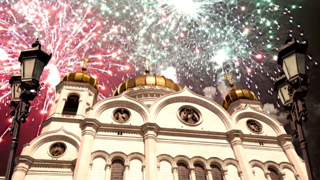 Fuegos-artificiales-sobre-la-Catedral-de-Cristo-Salvador,-Moscú,-Rusia.