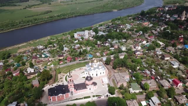 Kashirsky-Kloster-mit-goldenen-Kuppeln-der-Verklärung-Kathedrale-und-restaurierte-Nikitsky-Kirche
