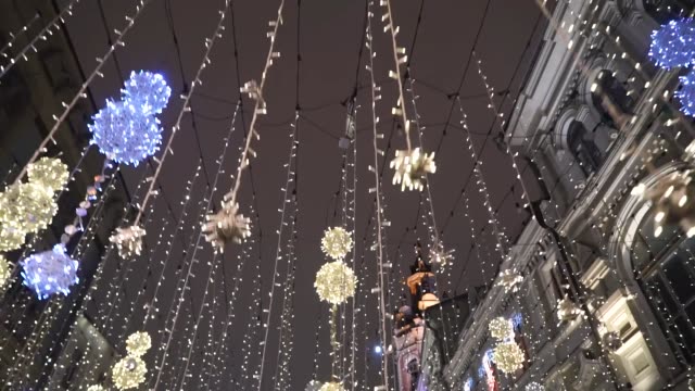 Vista-desenfocada-de-los-peatones-caminando-en-bellamente-decorado-para-la-calle-de-vacaciones-de-Navidad-de-invierno-hacia-el-árbol-de-Navidad-más-grande-de-Europa.-Moscú-Rusia