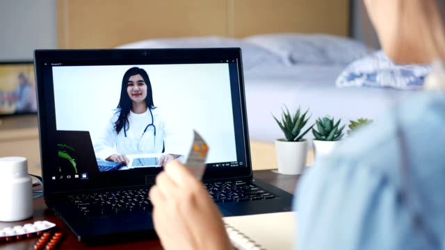 Kranke-Frau-verwenden-Videokonferenz,-machen-Online-Konsultation-mit-Arzt-auf-Notebook-Computer,-Patient-fragen-Arzt-über-Krankheit-und-Medikamente-per-Videoanruf.-Telemedizin,-Telemedizin-und-Online-Krankenhaus