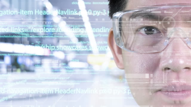 IOT-Internet-der-Sache-intelligente-digitale-Technologie-futuristischen-abstrakten-Hintergrund,-asiatischer-Mann-smart-Ingenieur-tragen-intelligente-Brille-mit-Big-Data-AI-Steuerung-digitale-Datenprogrammierung-zukünftige-Codierung-Text.