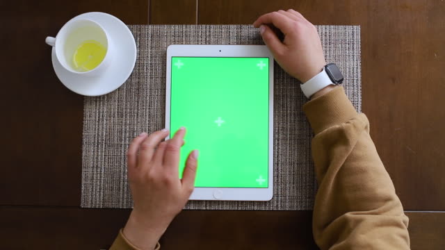 Primer-plano,-tableta-con-pantalla-verde
