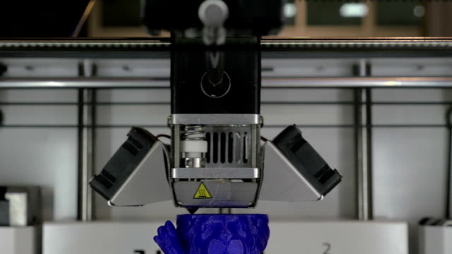 Nahaufnahme-der-Kunststoff-Druckmodell-auf-einem-3D-Drucker-im-Prozess