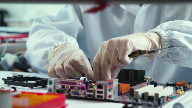 Hands-of-the-master-repair-of-computer-technology-and-microchips