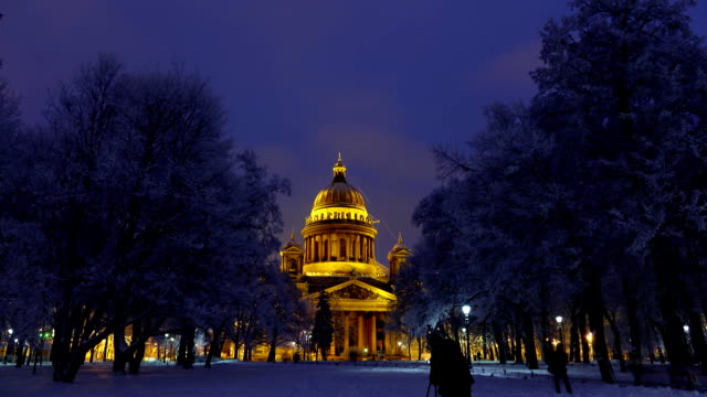 Dark-frozen-park-and-Isaakievskiy-Sobor-at-winter-night,-time-lapse