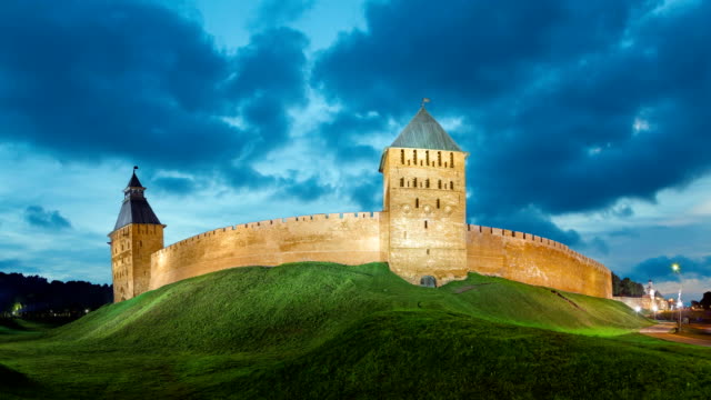 Muro-y-torres-de-Novgorod-Veliky-por-la-noche