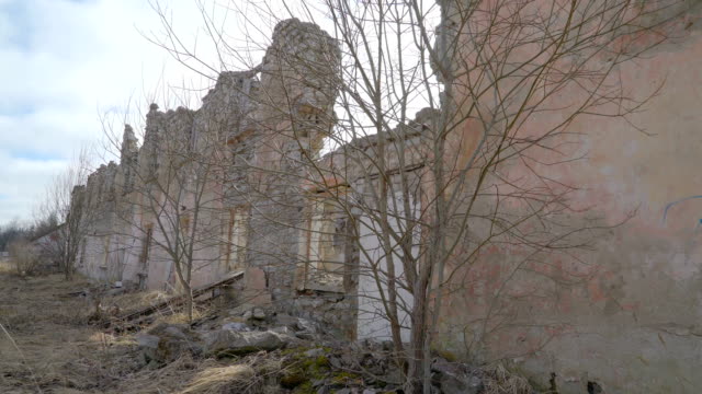Beschädigte-Wände-aus-den-Häusern-nach-dem-Krieg-in-der-ukraine
