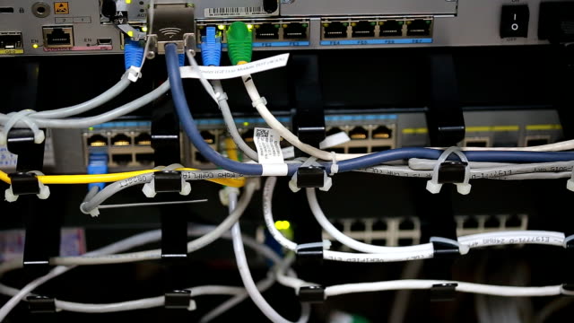 Technologie-Zentrum-Netzwerk-Serverraum-mit-Netzwerk-Kabel.