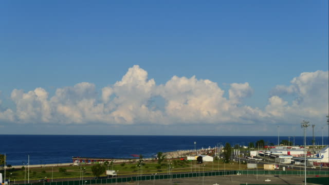Hohe-Auflösung-4k-Zeitraffer-Video-der-Wolkengebilde-Bewegung-über-schwarzes-Meeresoberfläche-in-Sotschi-nach-Sonnenaufgang-auf-dem-Hintergrund-der-tiefblaue-Himmel-und-wellige-Wasser