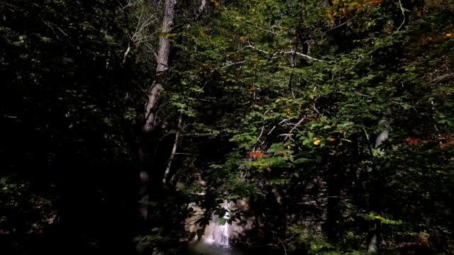 Drohne-Aerial-Shot-Ansatz-zum-Wasserfall-mit-Swimming-Hole-in-Gelendschik-in-Russland