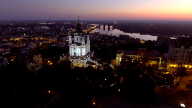 St.-Andreas-Kirche-(Kiew)-Ukraine.-Luftaufnahmen-der-Kirche-am-Saum.-Stadtansicht-aus-großer-Höhe.-Panorama-der-Stadt-von-Kiew.-Andrejewski-Spusk-Stadt-Kiew.