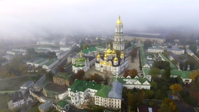 Vista-aérea-Kiev-Pechersk-Lavra-en-otoño,-Kiev-Pechersk-Lavra-en-una-colina-a-orillas-del-río-Dnipro.-Kiev,-Ucrania.