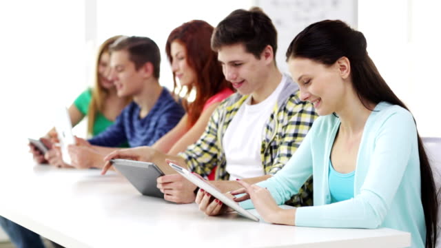 estudiantes-felices-con-tablets-pc-aprendiendo-en-la-escuela