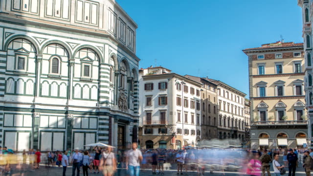 Touristen-in-der-Nähe-von-Florenz-Baptisterium-San-Giovanni-Zeitraffer-auf-der-Piazza-San-Giovanni