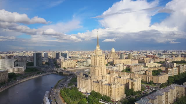 Rusia-día-soleado-Moscú-ciudad-río-Bahía-hotel-famosos-edificios-aérea-panorama-4k