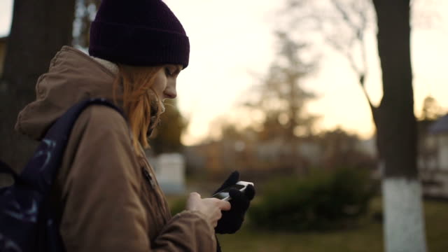 Schöne-Frau-mit-Smartphone-Technologie-app-zu-Fuß-durch-die-Straßen-der-Stadt-Leben-glücklich-Urbanität-Slow-motion