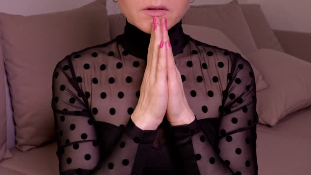 Mujer-de-mantener-las-manos-Unidas-y-rezando